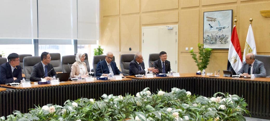 وزير الطيران المدني يلتقي بمسئولي شركة مجموعه جيزوبا الصينية