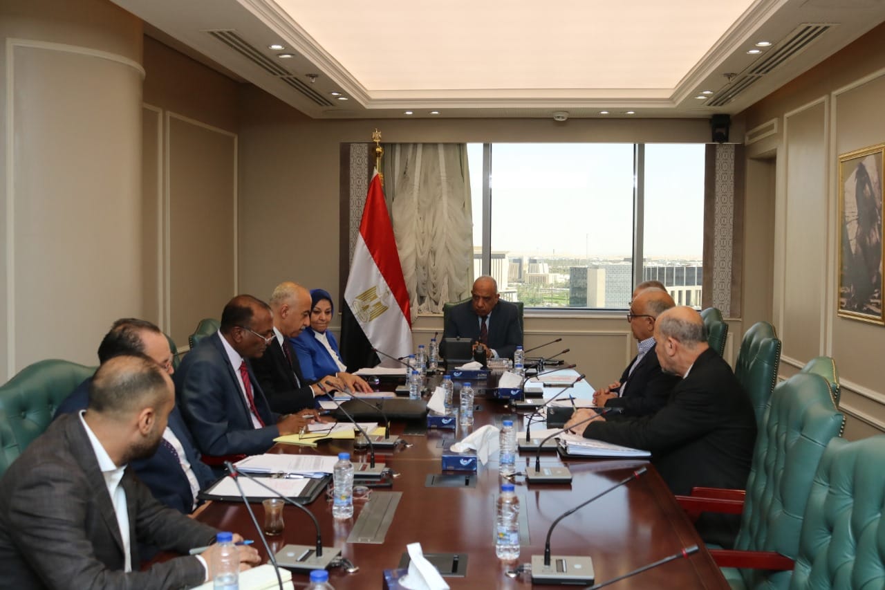 وزير الكهرباء يراجع خطة تشغيل المحطة الشمسية الحرارية
