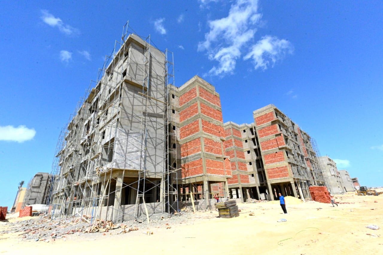 وزير الإسكان يتفقد موقف تسليم الوحدات السكنية بالعلمين
