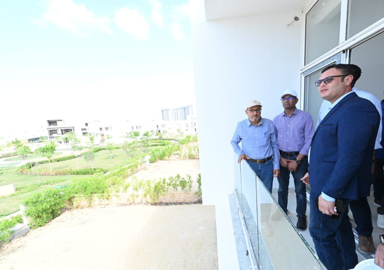 وزير الإسكان يتفقد موقف تسليم الوحدات السكنية بالعلمين