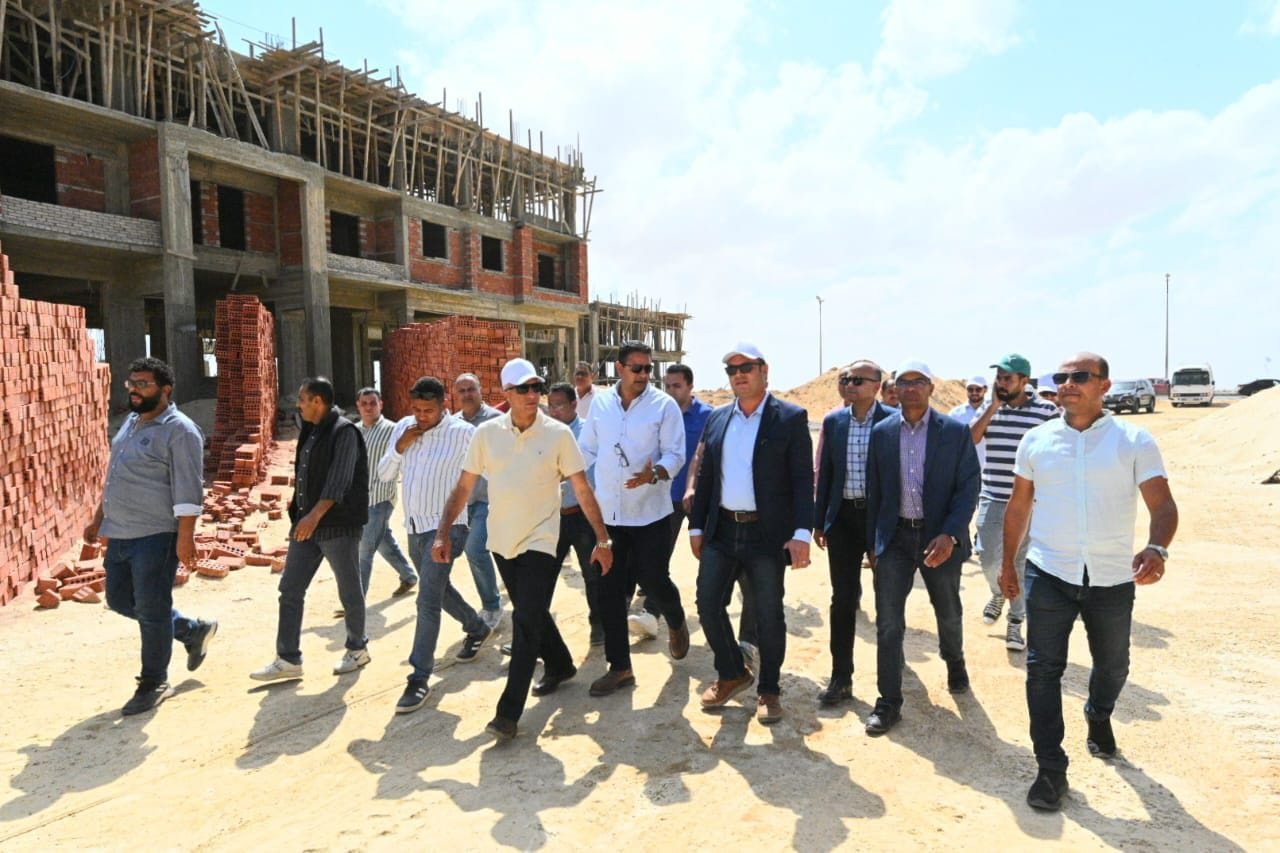 وزير الإسكان يتفقد موقف تسليم الوحدات السكنية بالعلمين