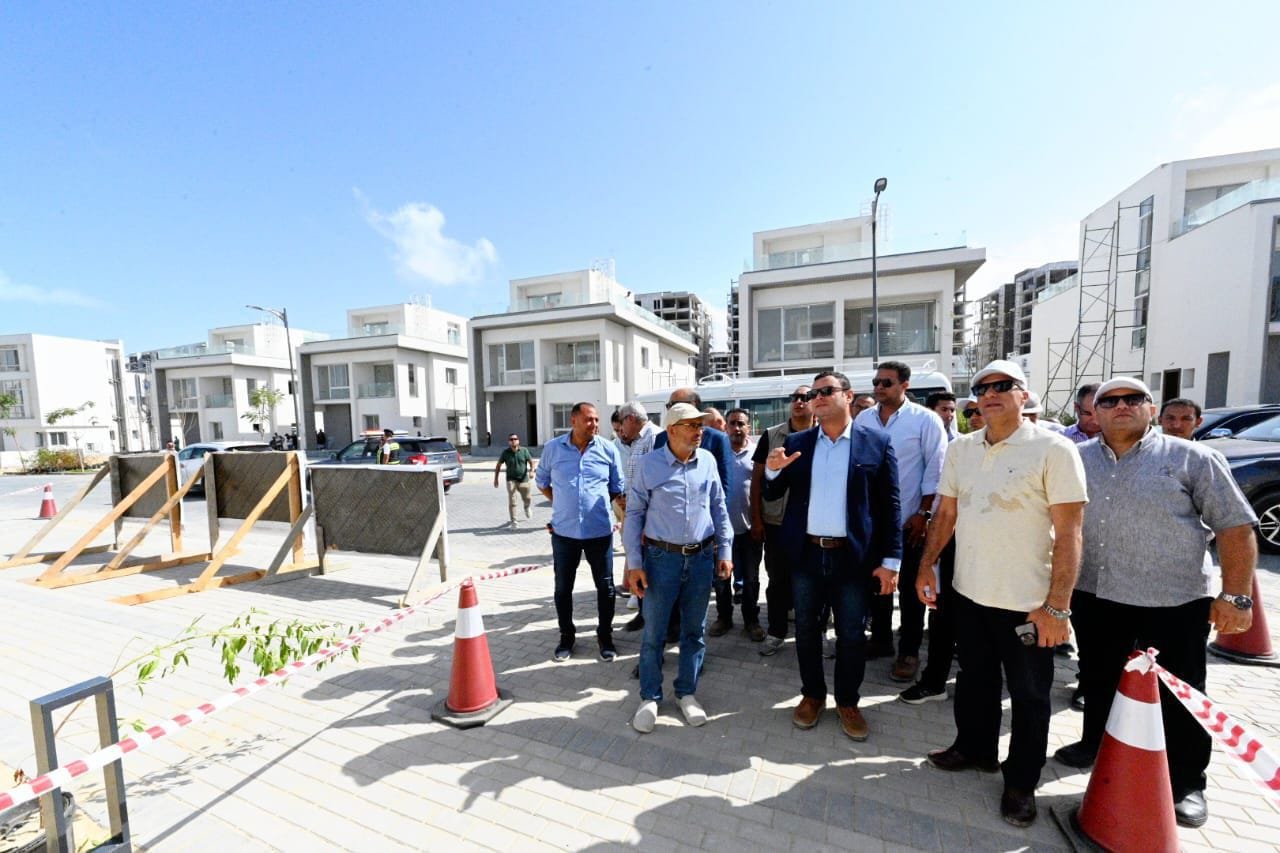 وزير الإسكان يتفقد موقف تسليم الوحدات السكنية بالعلمين