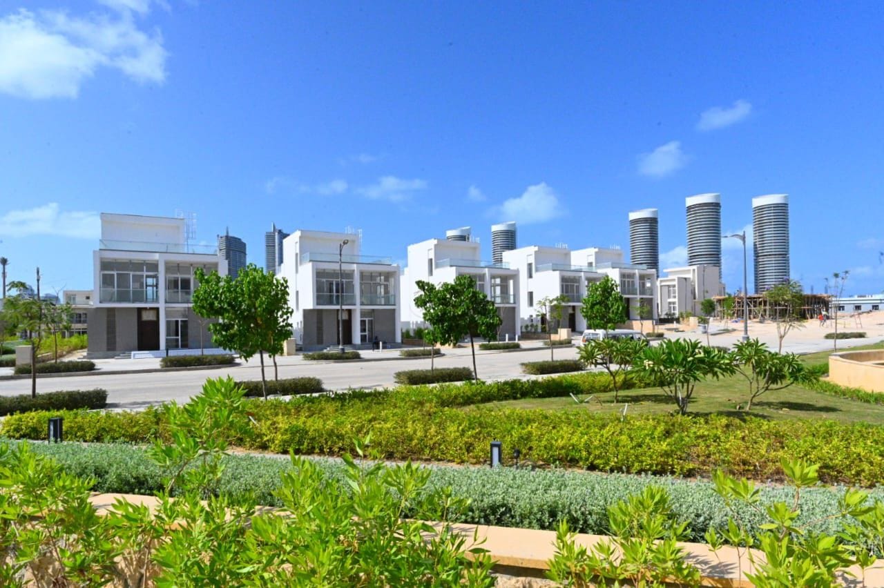 وزير الإسكان يتفقد موقف تسليم الوحدات السكنية بالعلمين