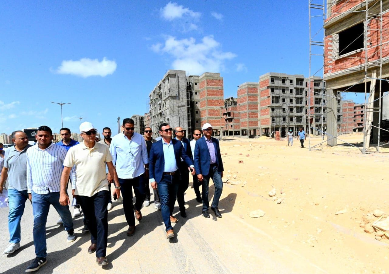 وزير الإسكان يتفقد موقف تسليم الوحدات السكنية بالعلمين