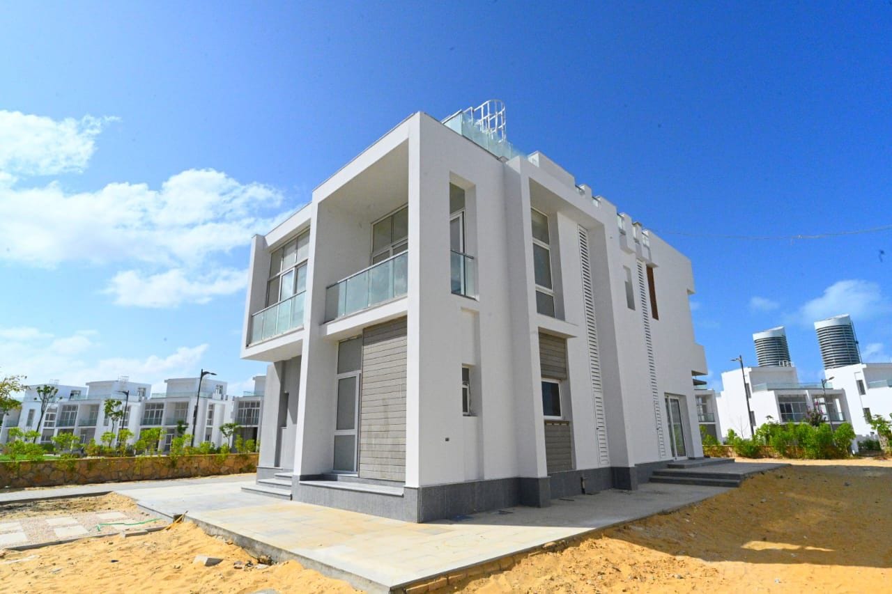 وزير الإسكان يتفقد موقف تسليم الوحدات السكنية بالعلمين
