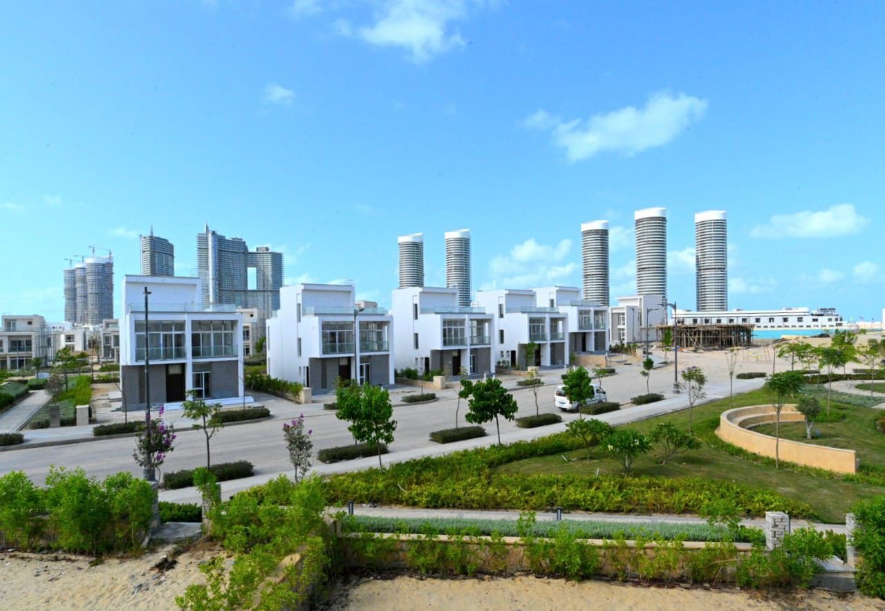 وزير الإسكان يتفقد موقف تسليم الوحدات السكنية بالعلمين