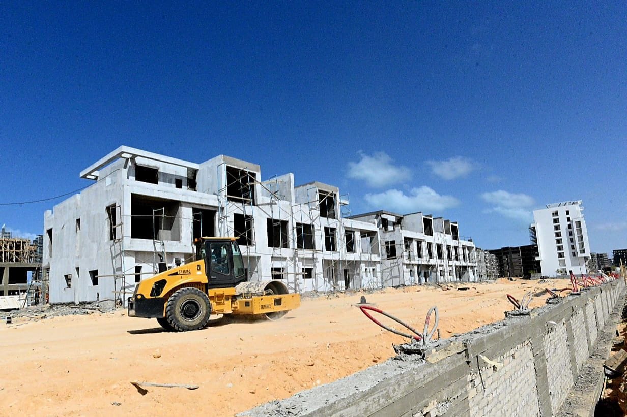 وزير الإسكان يتفقد موقف تسليم الوحدات السكنية بالعلمين