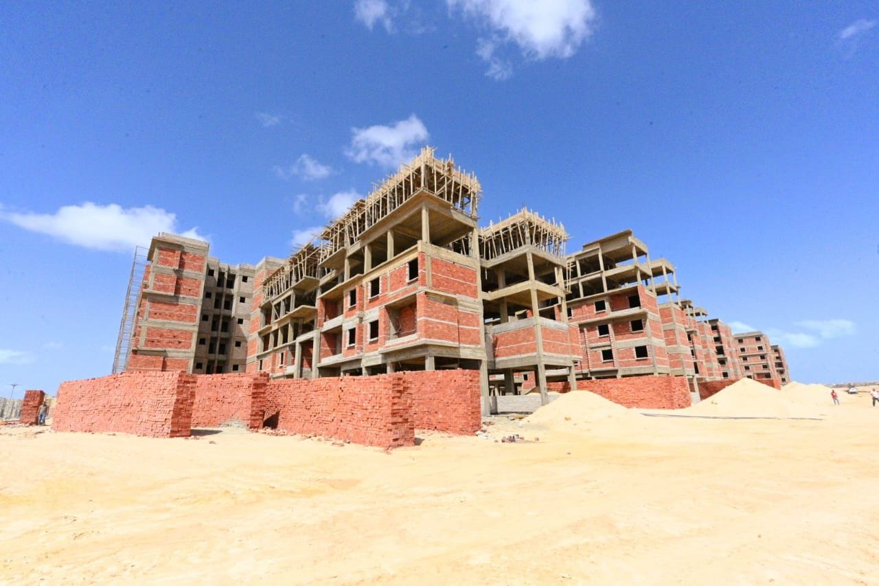 وزير الإسكان يتفقد موقف تسليم الوحدات السكنية بالعلمين