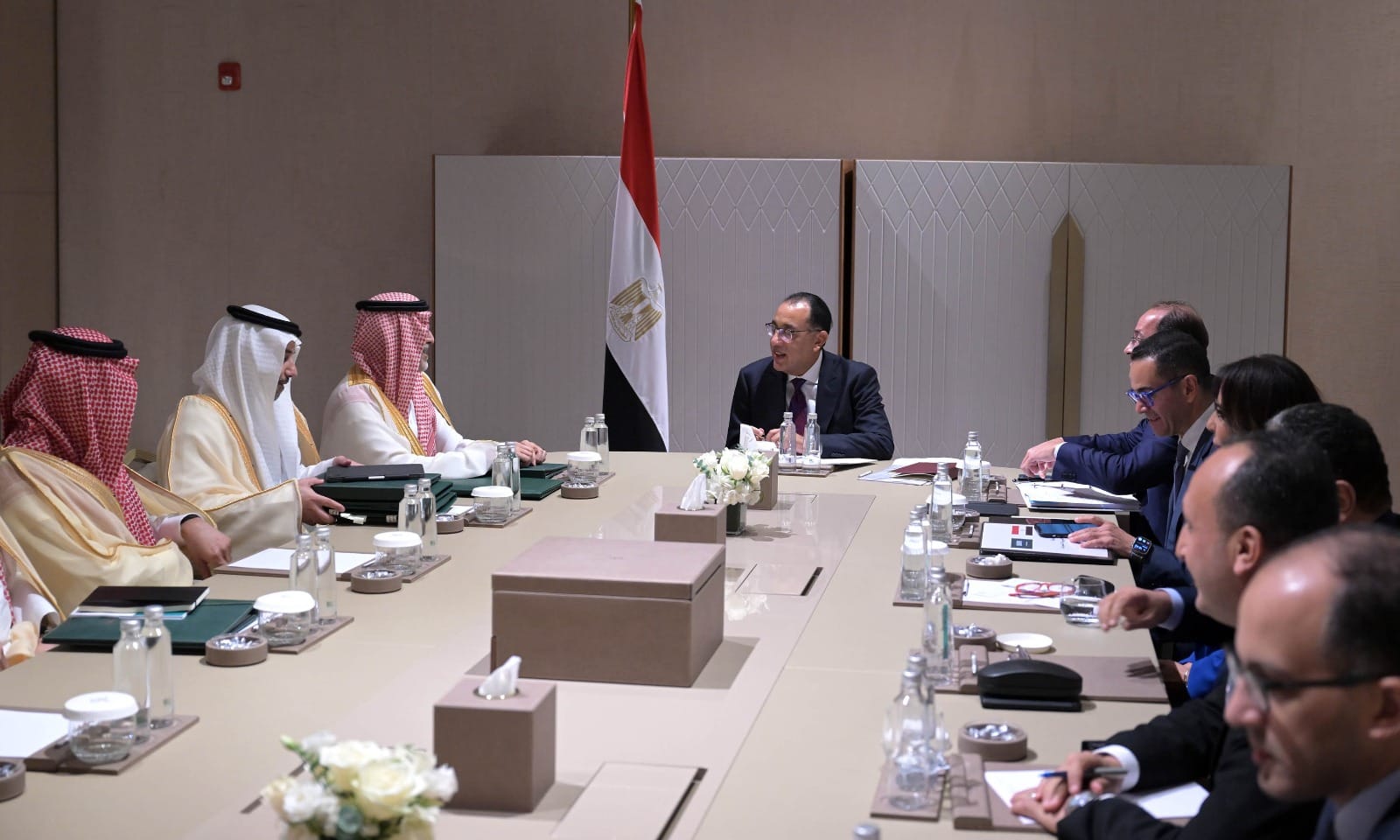 رئيس الوزراء يلتقي وزير المالية السعودي