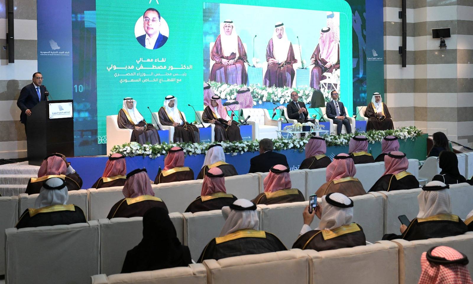 ئيس الوزراء يلقى كلمة خلال اللقاء مع المستثمرين السعوديين