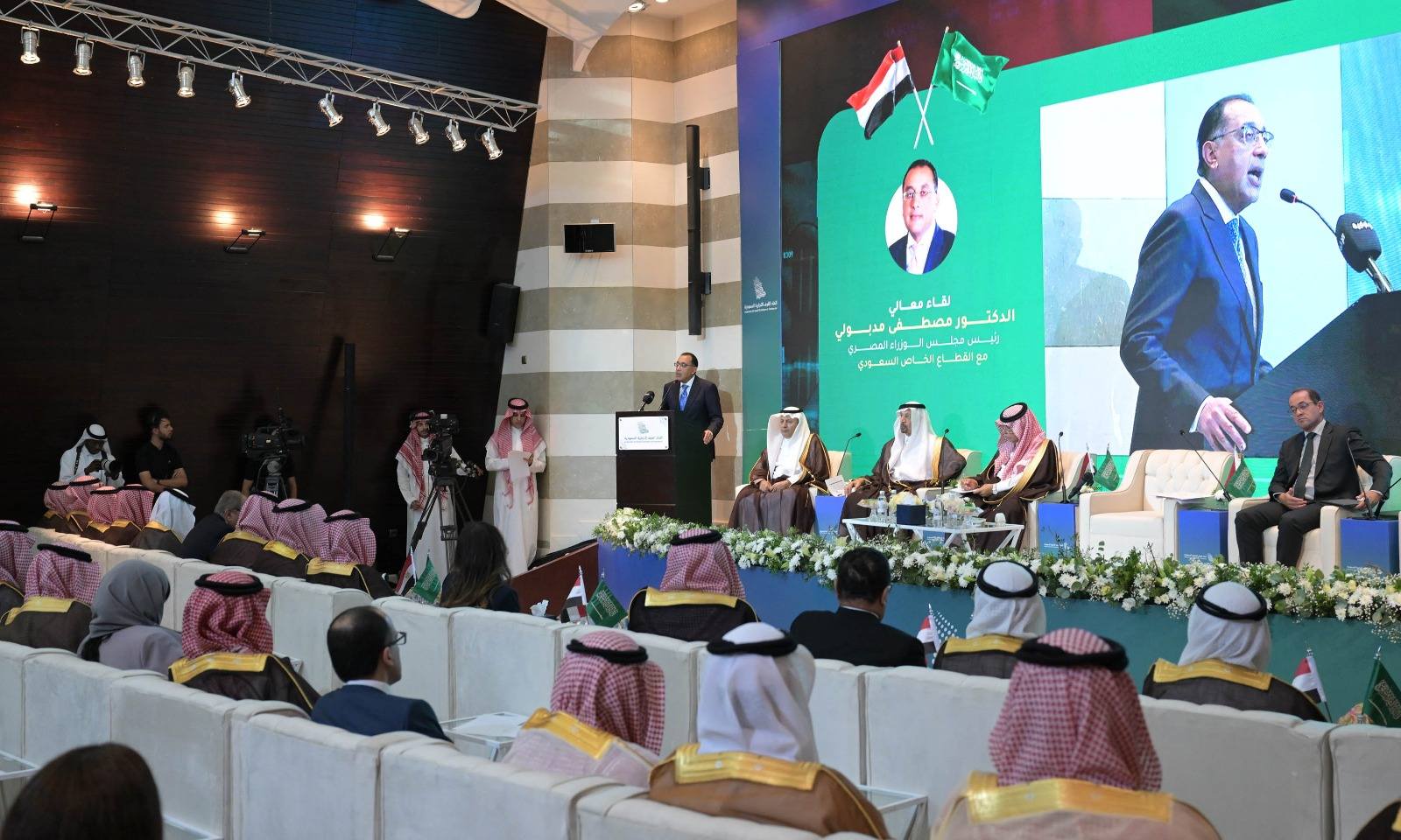 ئيس الوزراء يلقى كلمة خلال اللقاء مع المستثمرين السعوديين