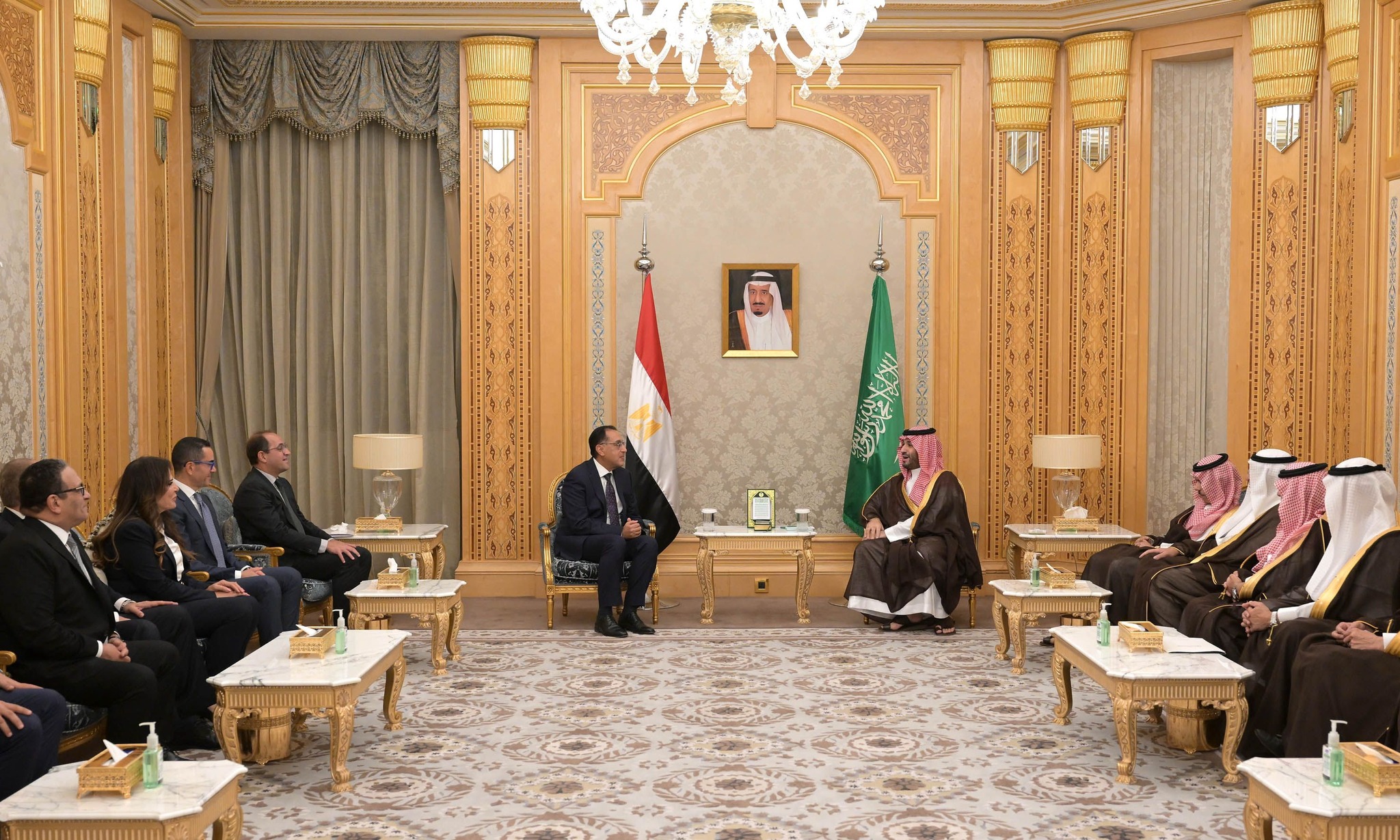 ولي العهد السعودي يستقبل رئيس الوزراء