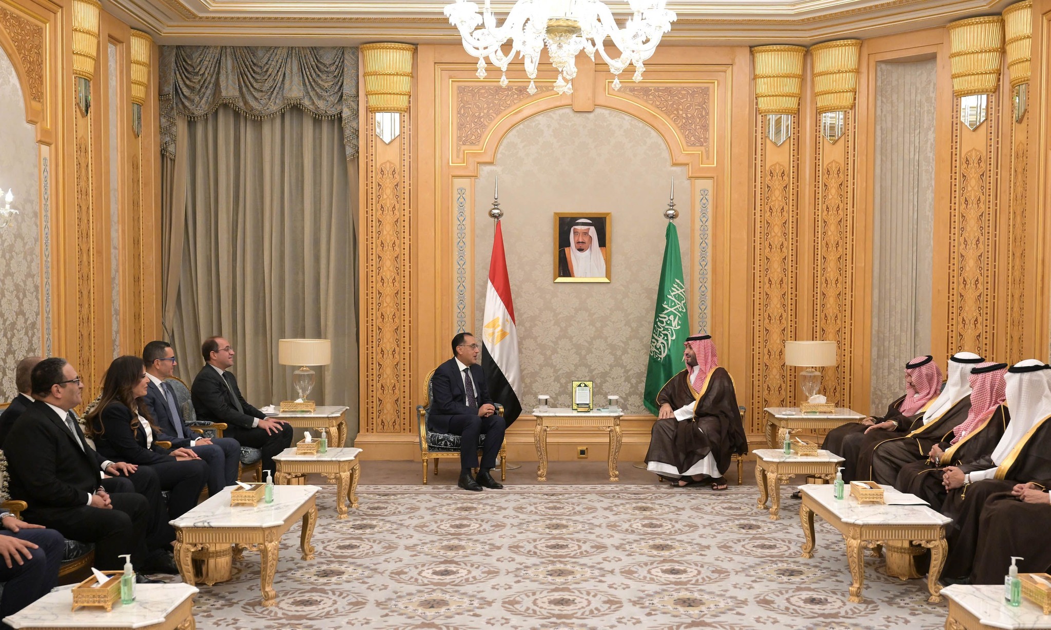 ولي العهد السعودي يستقبل رئيس الوزراء