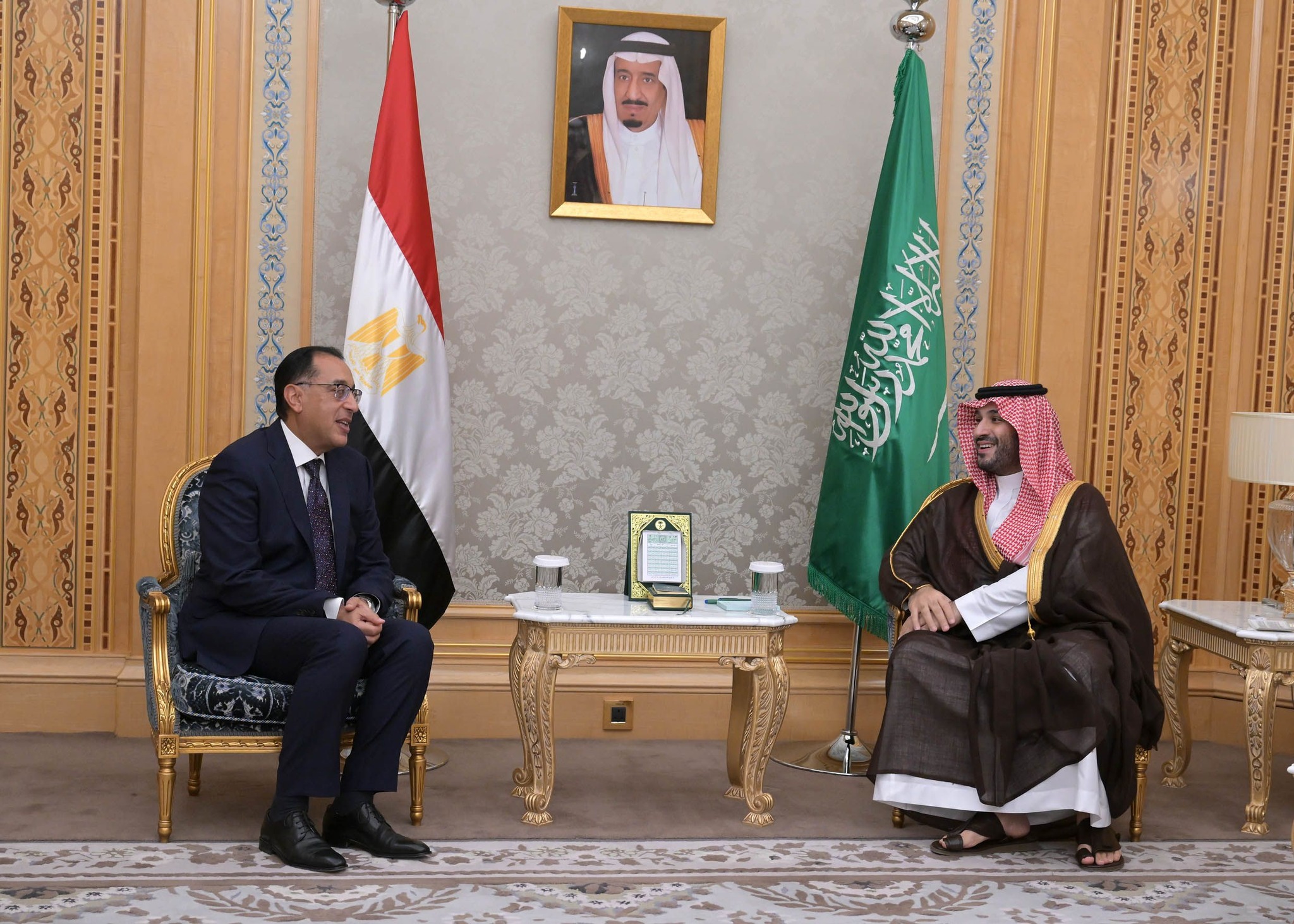 ولي العهد السعودي يستقبل رئيس الوزراء
