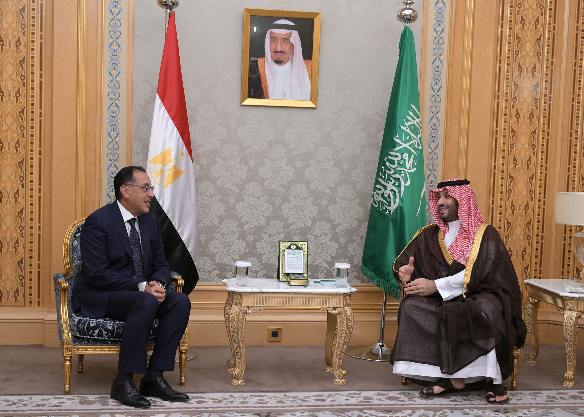 ولي العهد السعودي يستقبل رئيس الوزراء