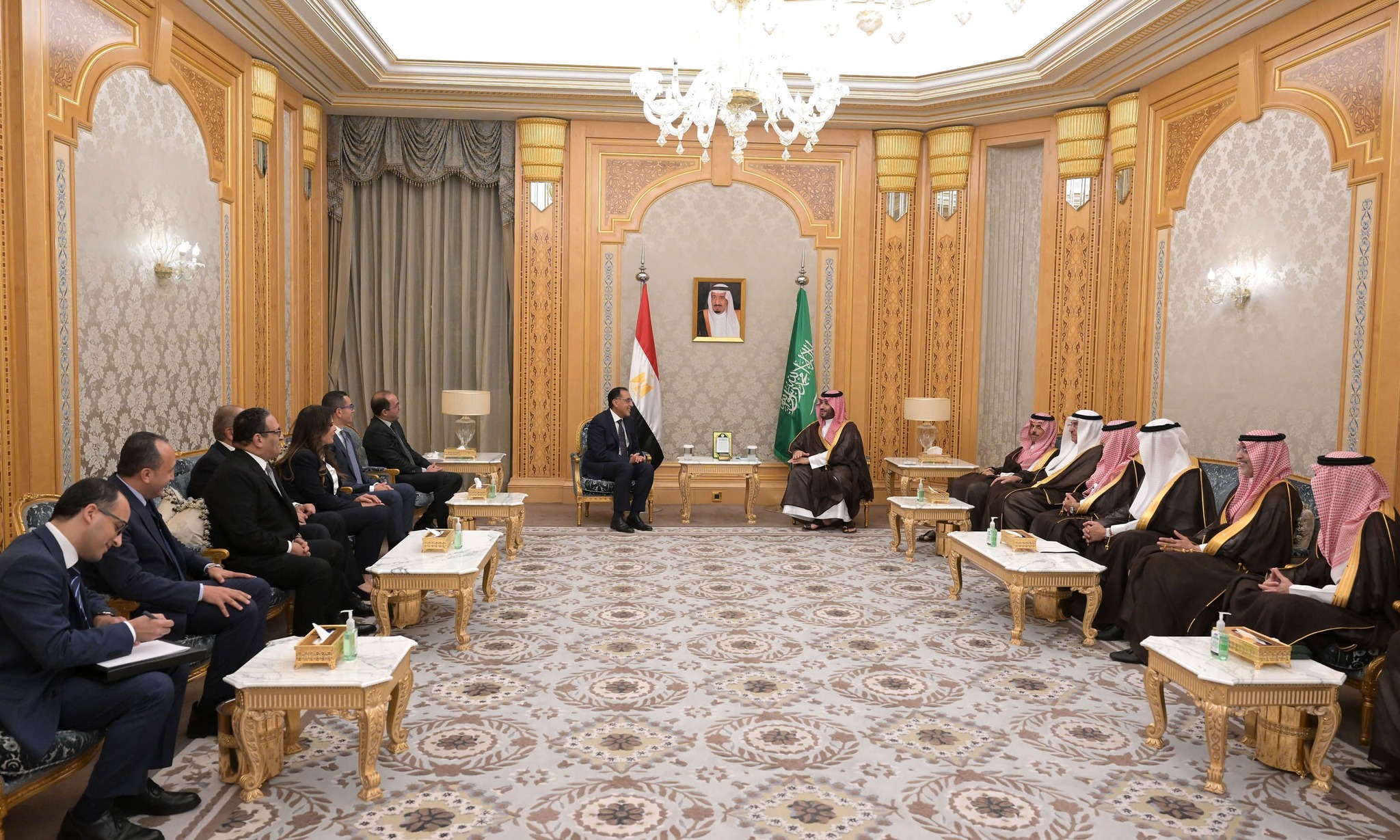 ولي العهد السعودي يستقبل رئيس الوزراء