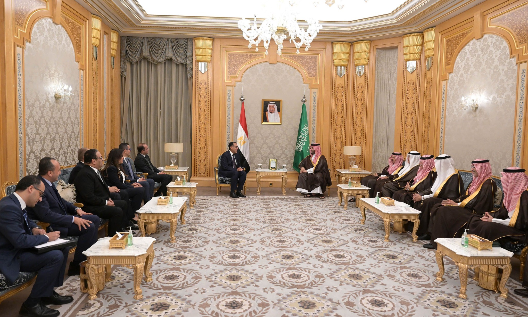 ولي العهد السعودي يستقبل رئيس الوزراء