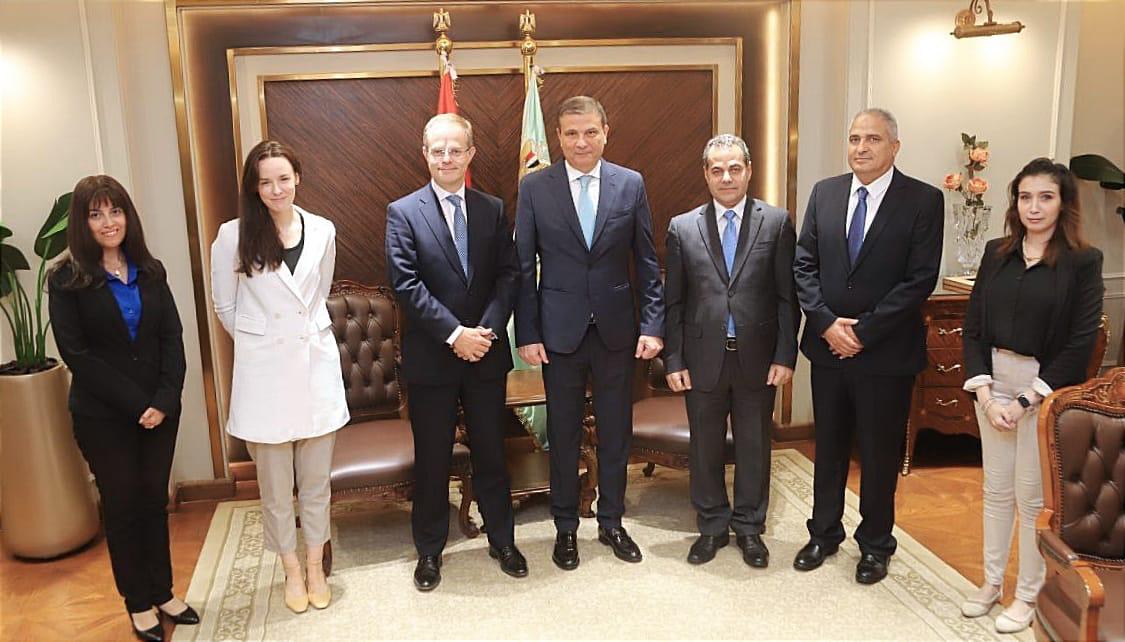 وزير الزراعة مع سفير بريطانيا