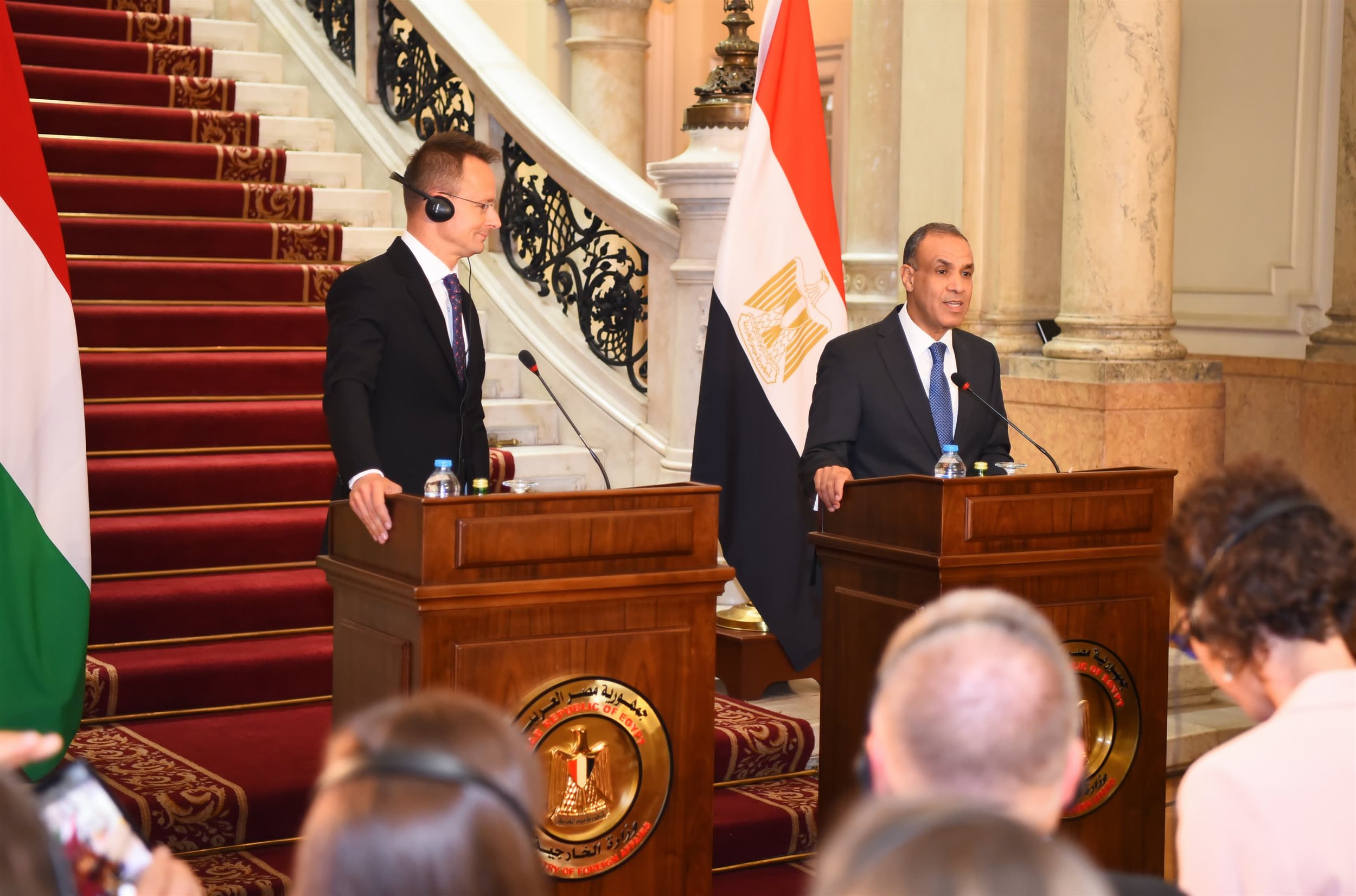 وزير الخارجية يعقد جلسة مباحثات مع نظيره المجري بالقاهرة