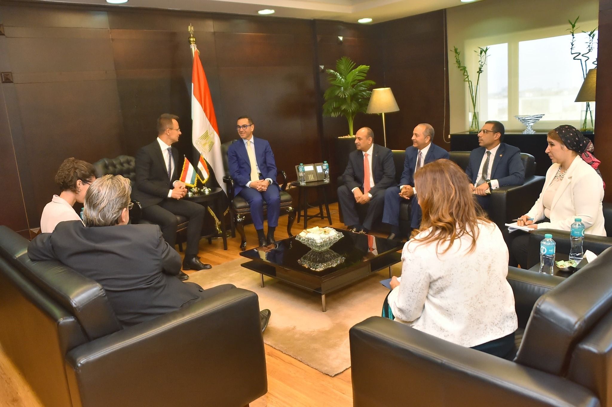 وزير الاستثمار يستقبل وزير الخارجية المجري