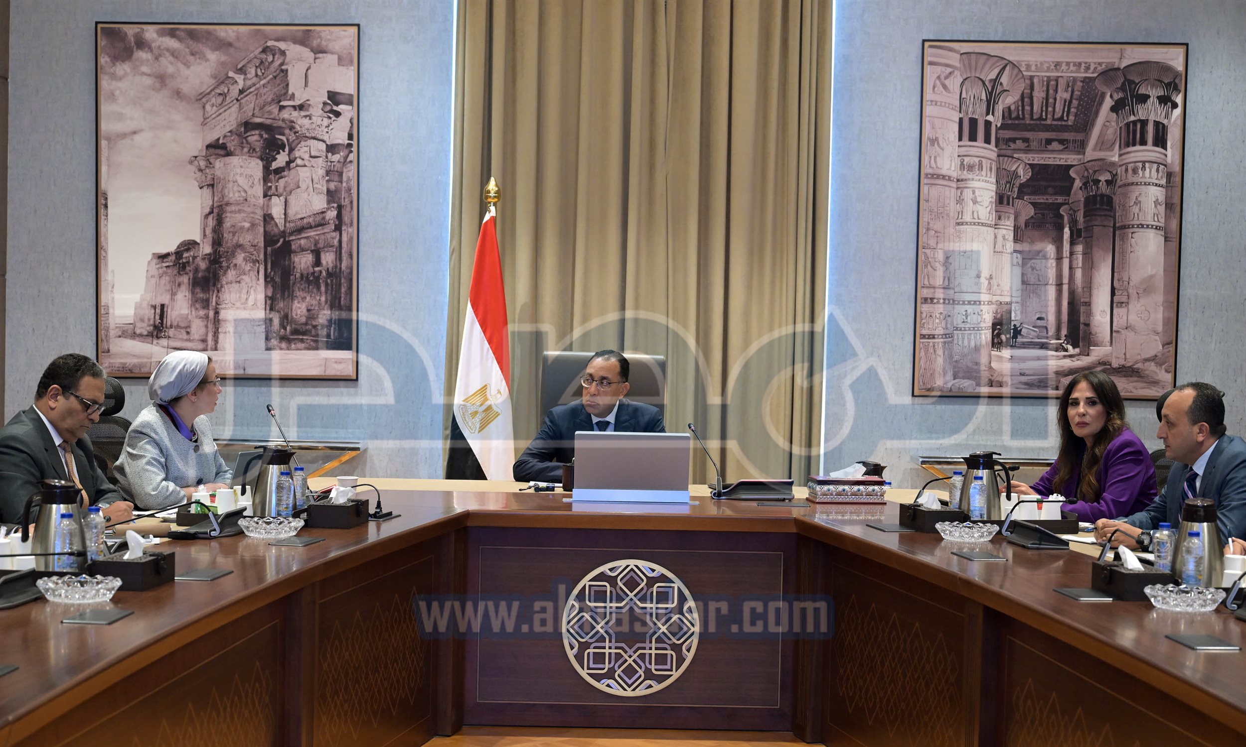 رئيس الوزراء مع وزيرة البيئة