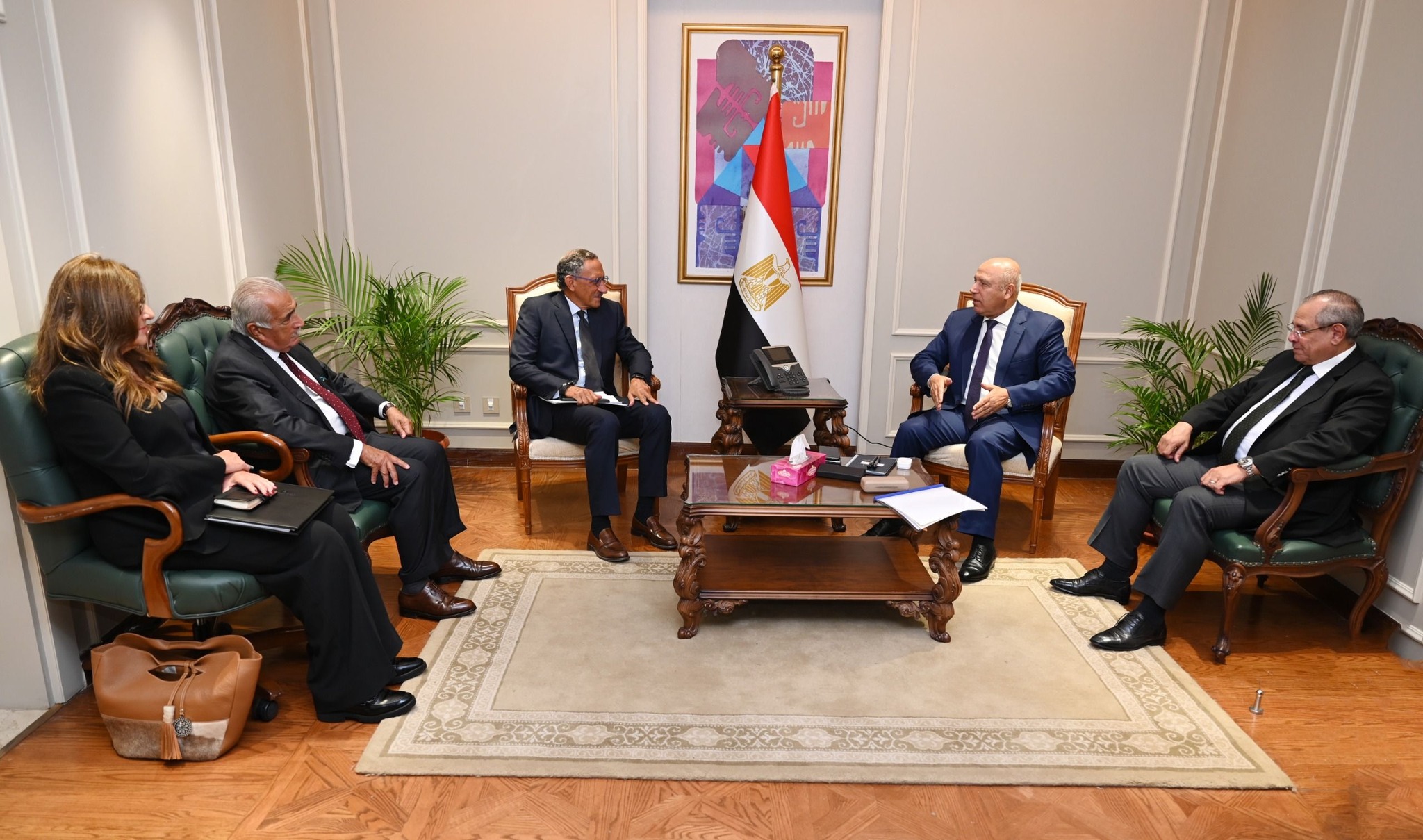 وزير الصناعة والنقل مع وفد غرفة التجارة الأمريكية بالقاهرة