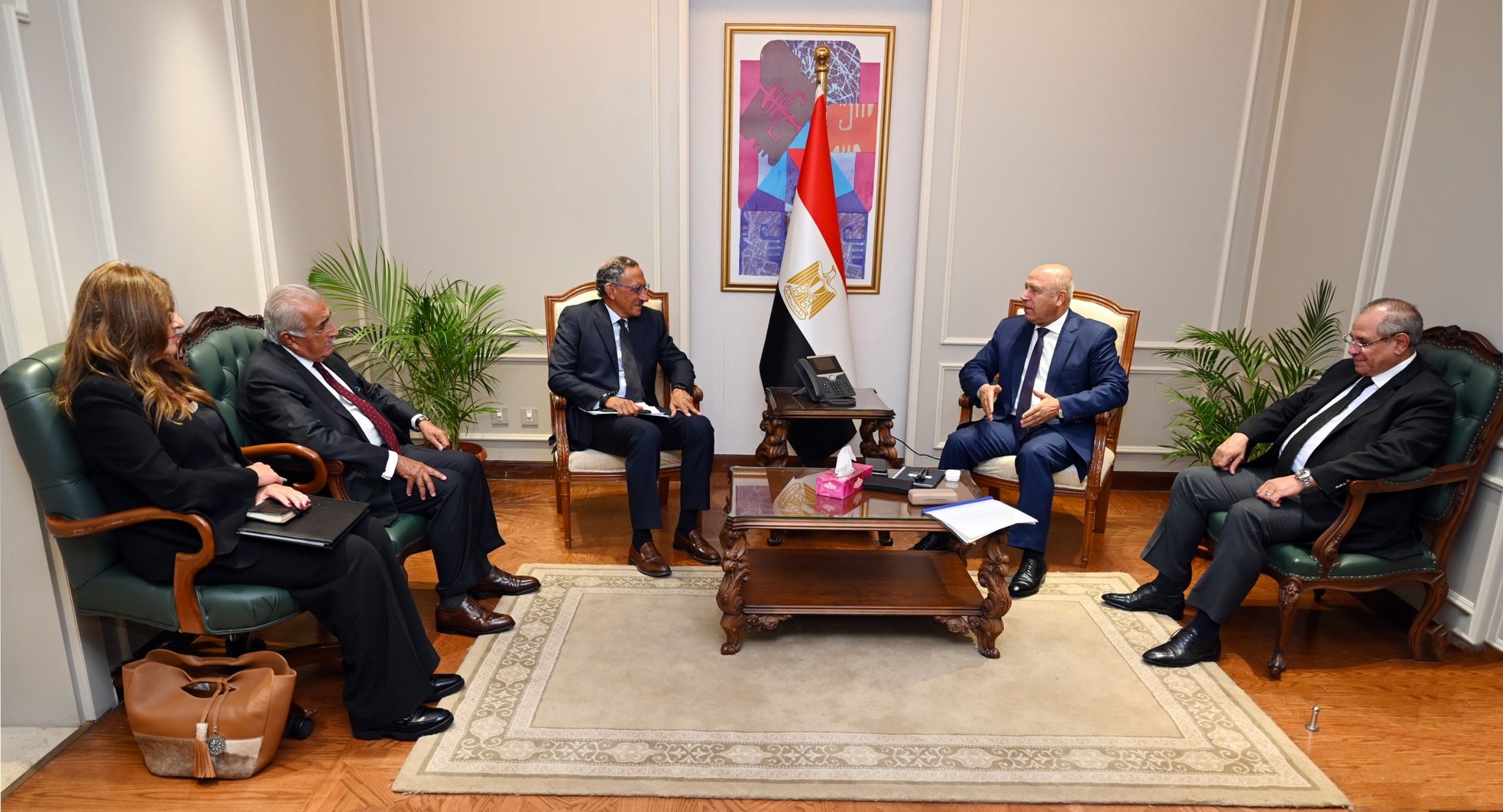 وزير الصناعة والنقل مع وفد غرفة التجارة الأمريكية بالقاهرة
