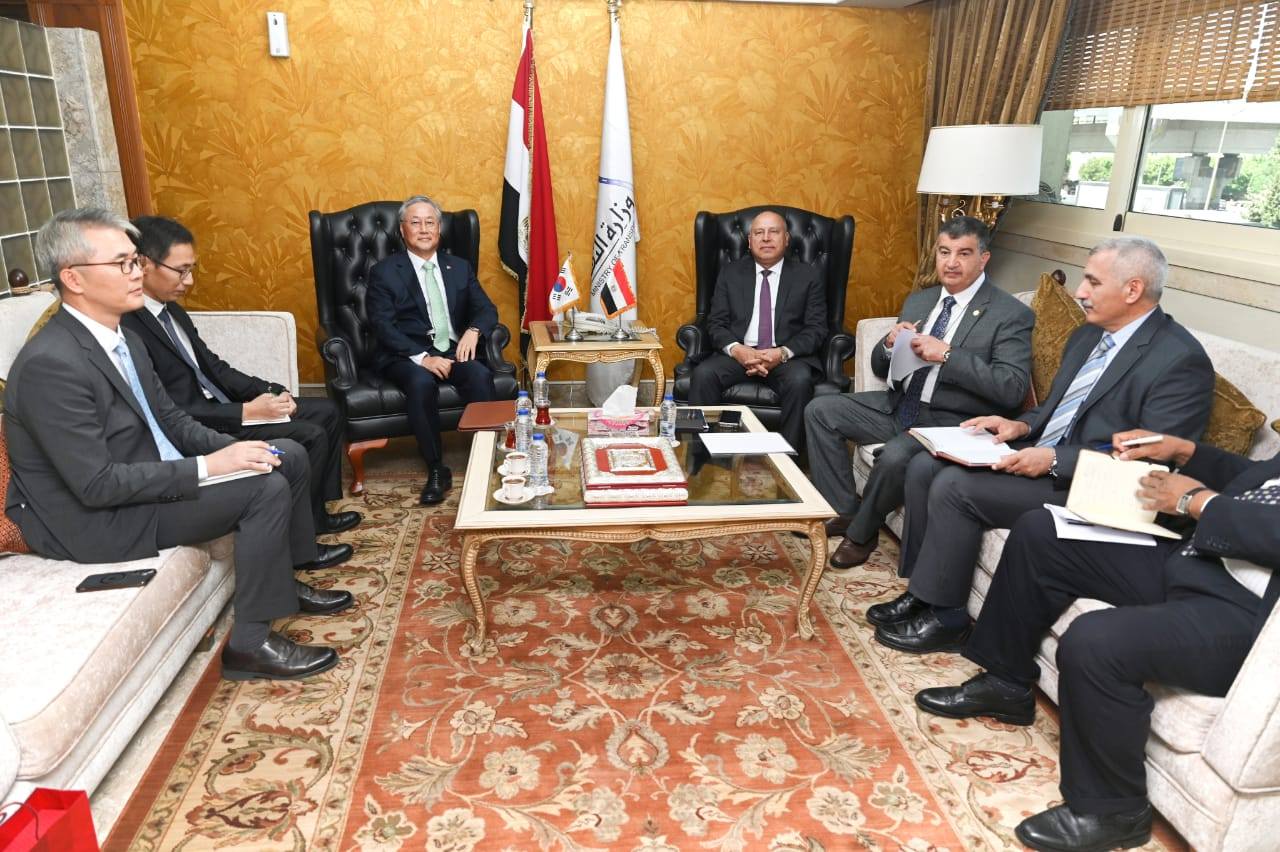 الوزير في اجتماع مع سفير كوريا الجنوبية