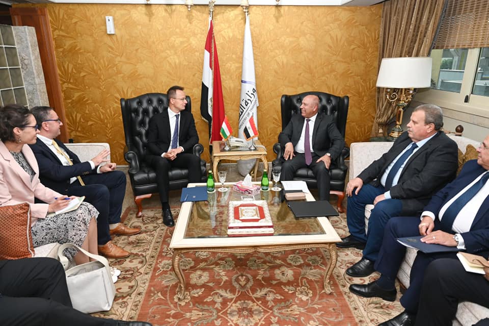 الوزير يلتقي وزير الخارجية والتجارة المجري
