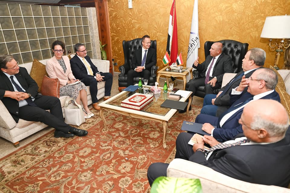 الوزير يلتقي وزير الخارجية والتجارة المجري