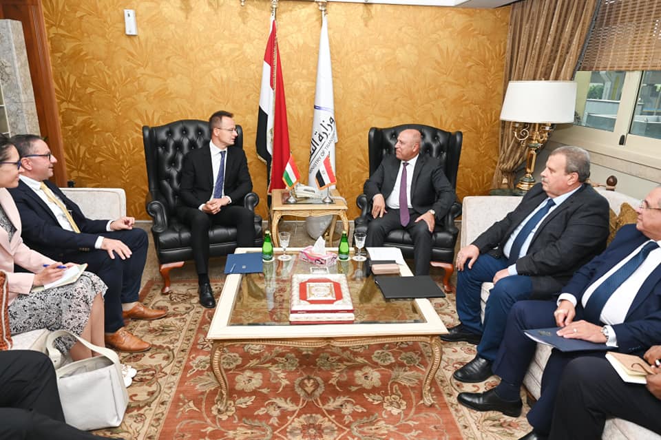 الوزير يلتقي وزير الخارجية والتجارة المجري