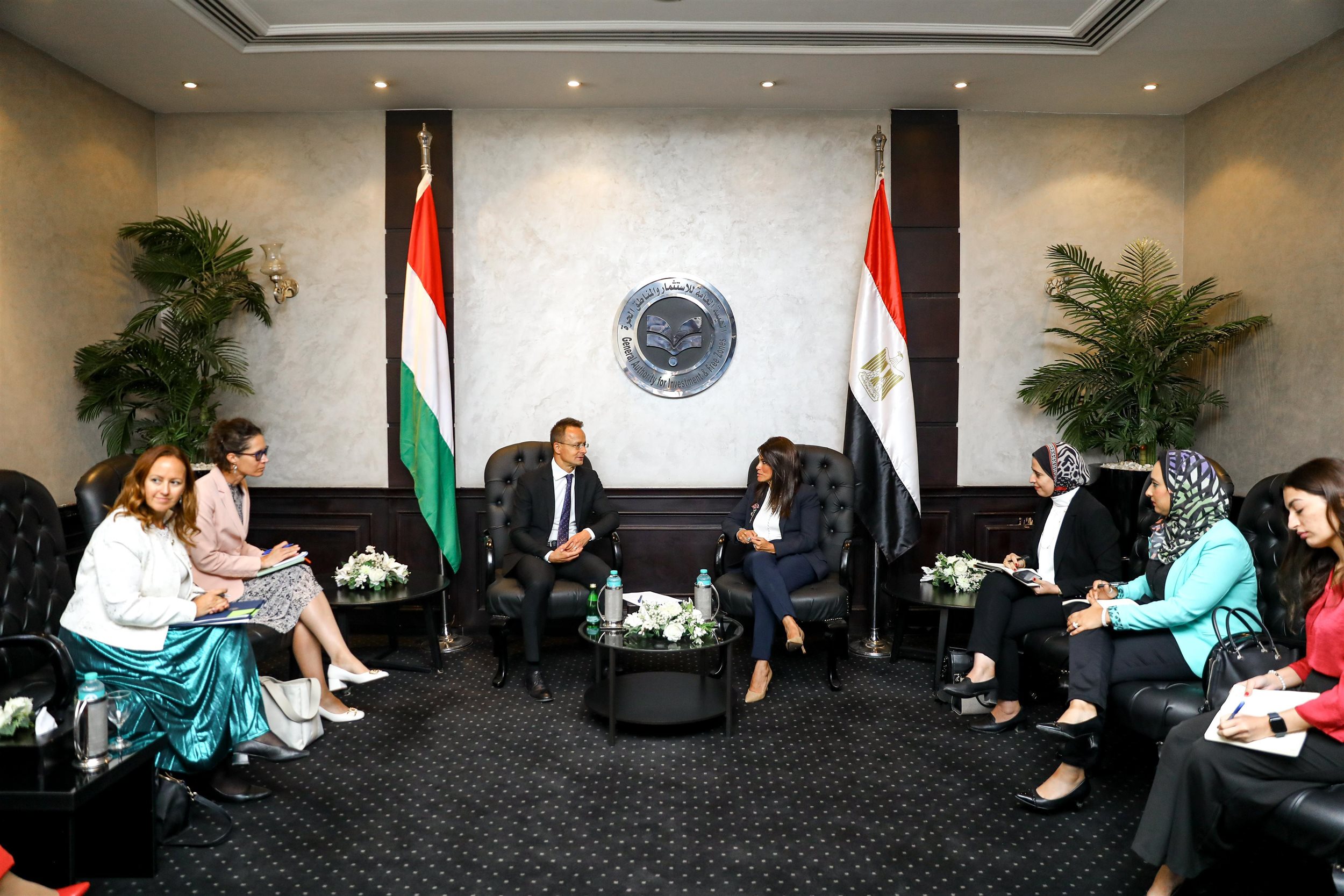 المشاط تلتقي وزير الخارجية والتجارة المجري