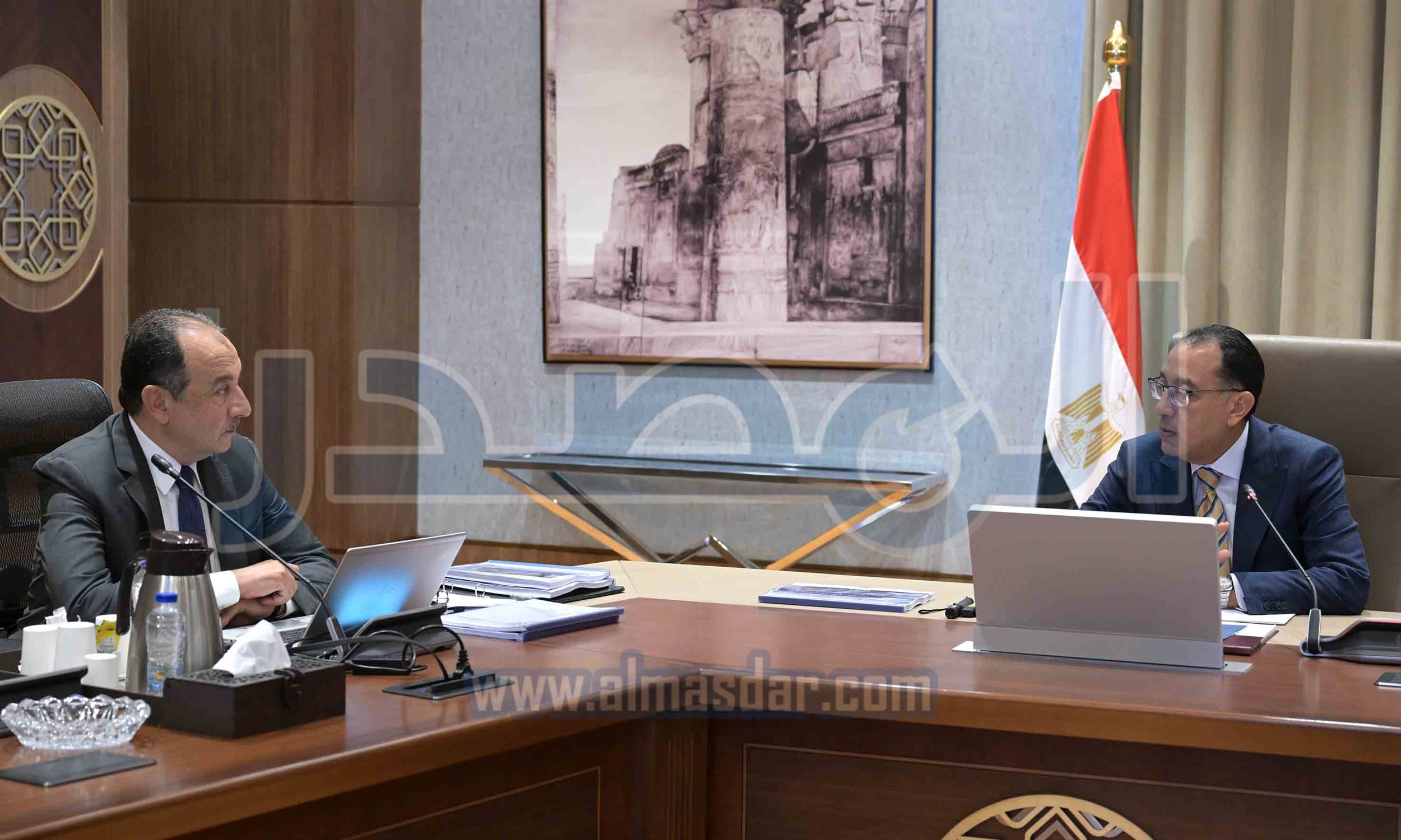 رئيس الوزراء في اجتماع مع وزير قطاع الأعمال العام