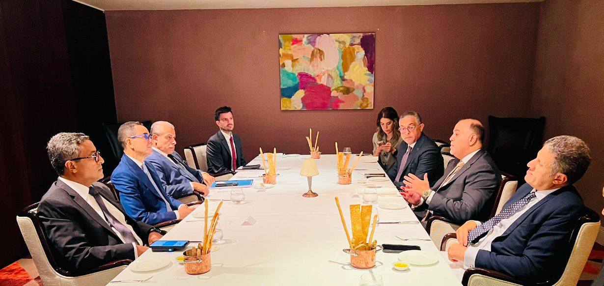وزير الاستثمار في لقاءات مع شركات بريطانية بمجال الصناعات الدوائية