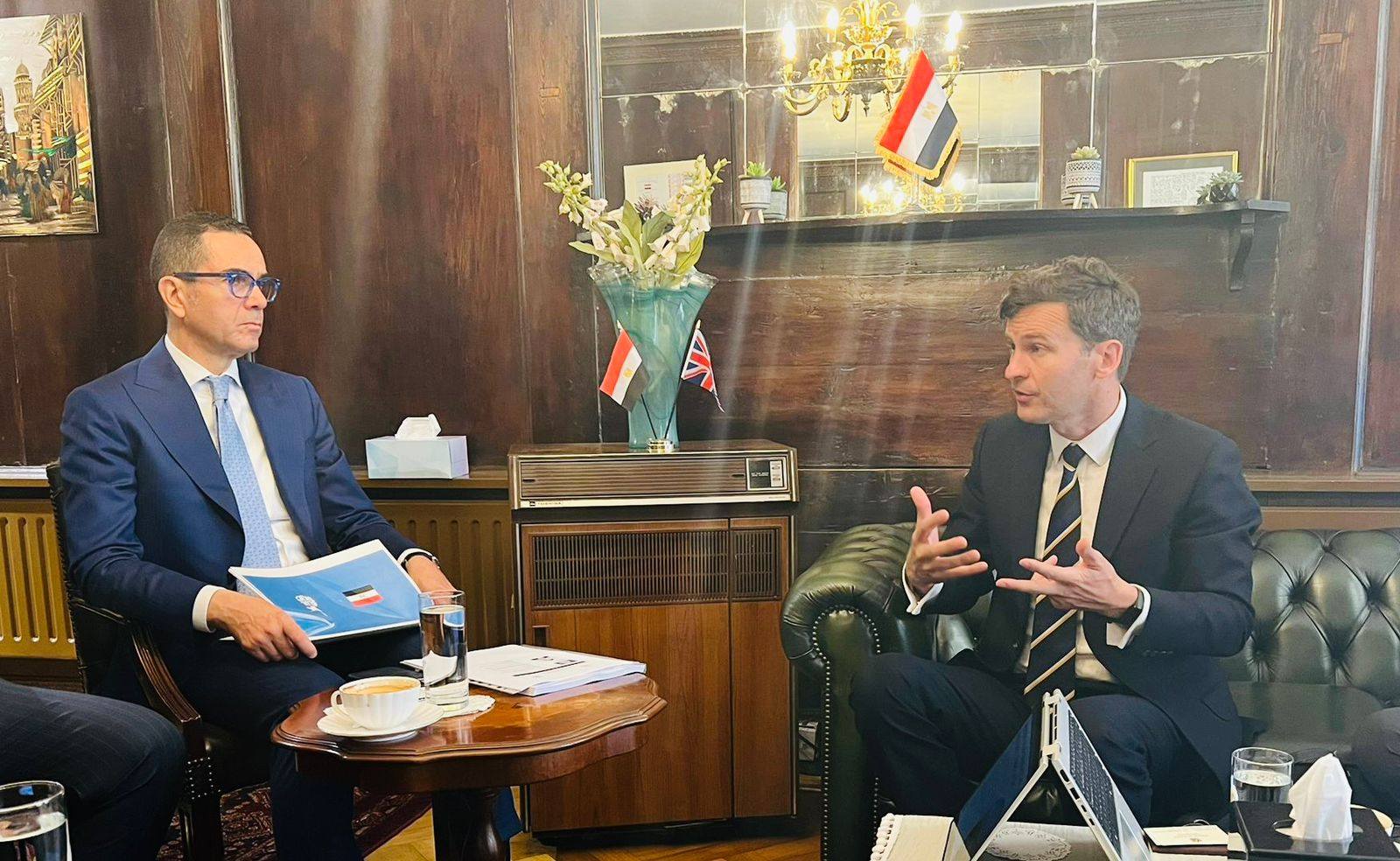 وزير الاستثمار في لقاءات مع شركات بريطانية بمجال الصناعات الدوائية