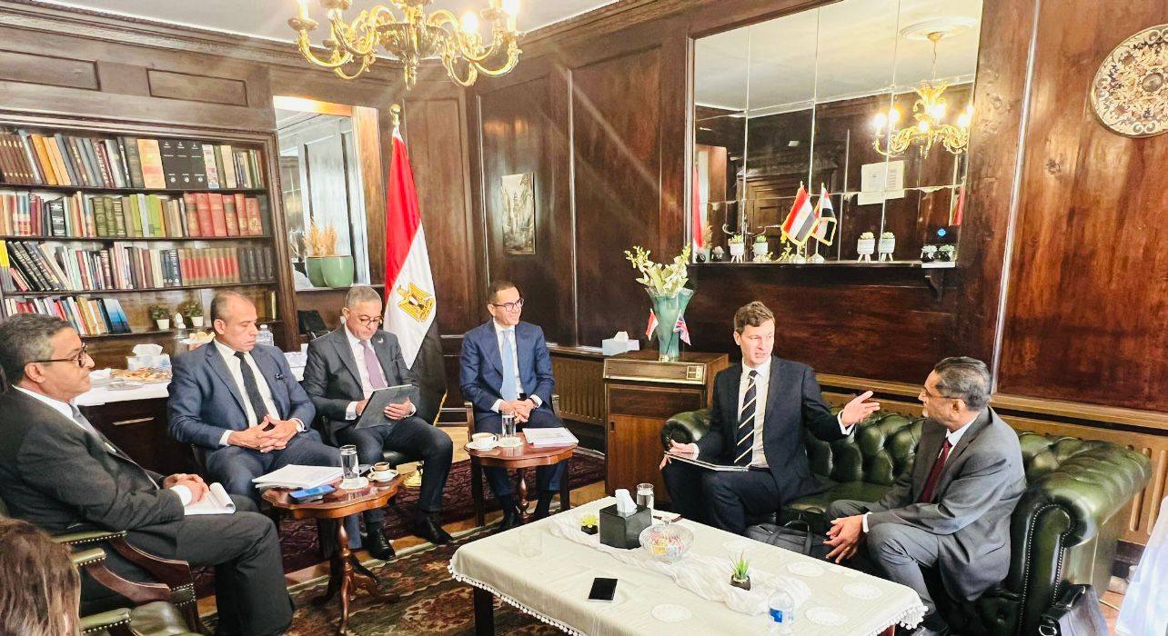 وزير الاستثمار في لقاءات مع شركات بريطانية بمجال الصناعات الدوائية
