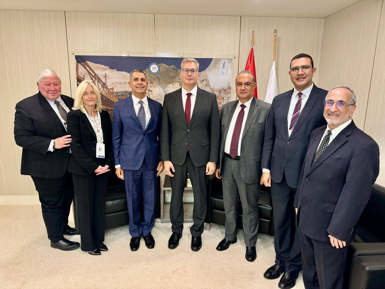وزير البترول مع رئيس العمليات لمجموعة آى بي آر العالمية