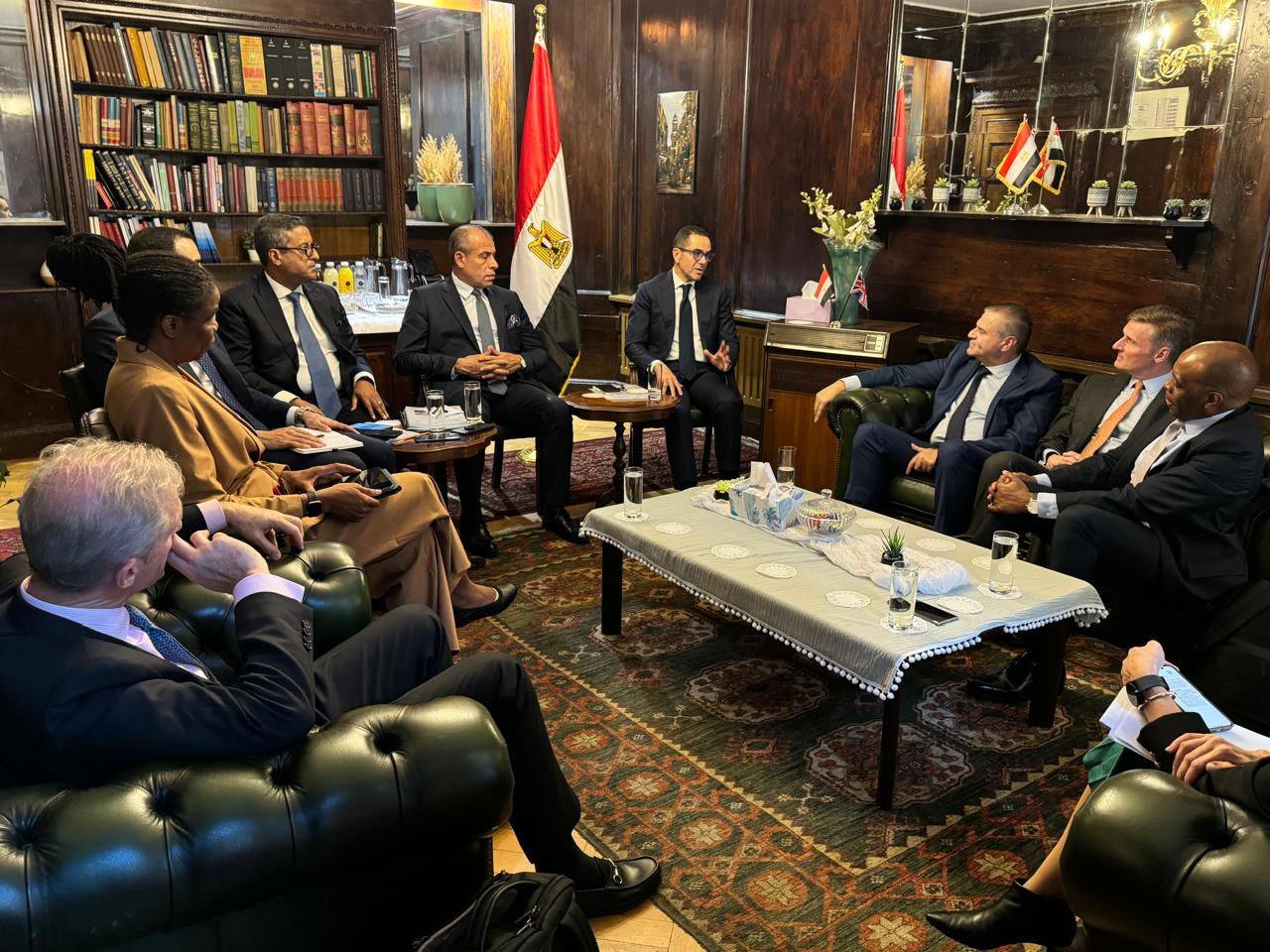 وزير الاستثمار يلتقي مسؤولي عدد من البنوك الدولية