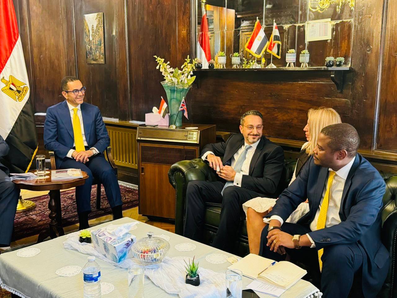 وزير الاستثمار يلتقي مسؤولي عدد من البنوك الدولية