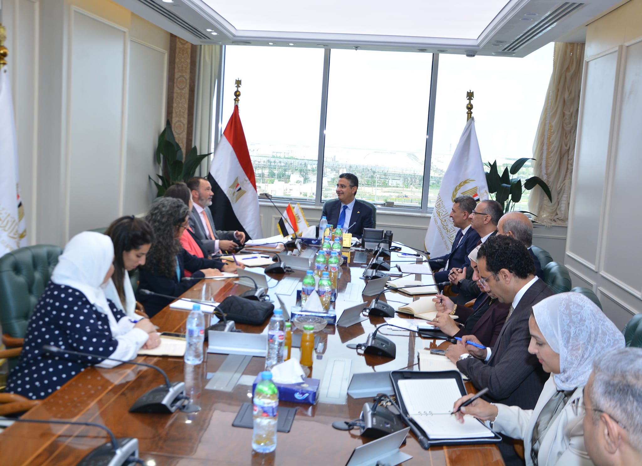وزير التموين والتجارة الداخلية يجتمع مع وفد من البنك الدولي