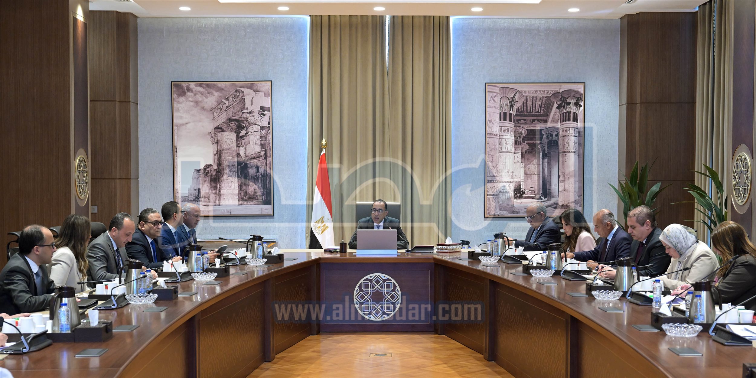 رئيس الوزراء يعقد اجتماعاً لبحث آلية تعديل حدود الكربون