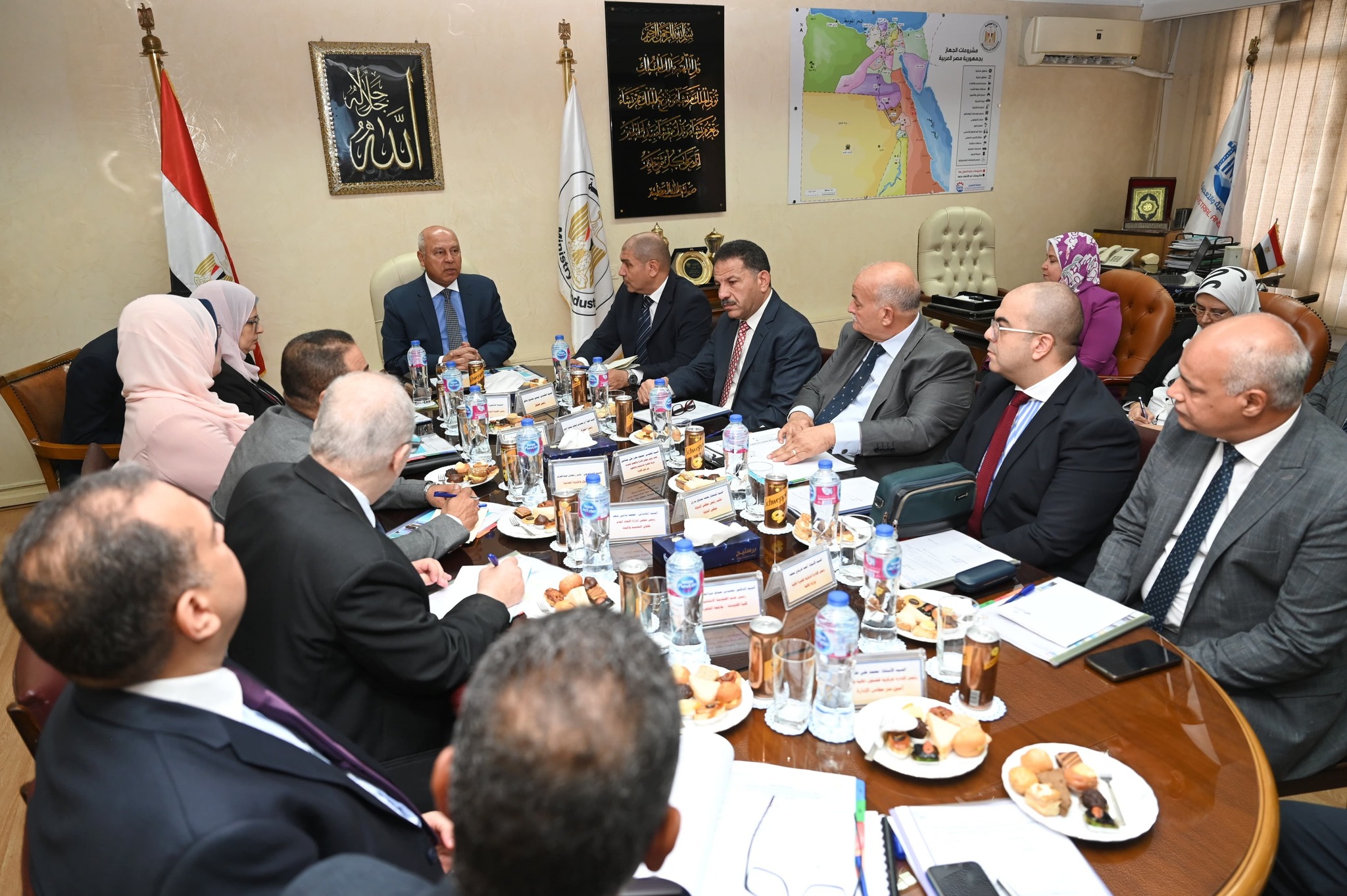 الوزير يترأس اجتماع الهيئة العامة لتنفيذ المشروعات الصناعية