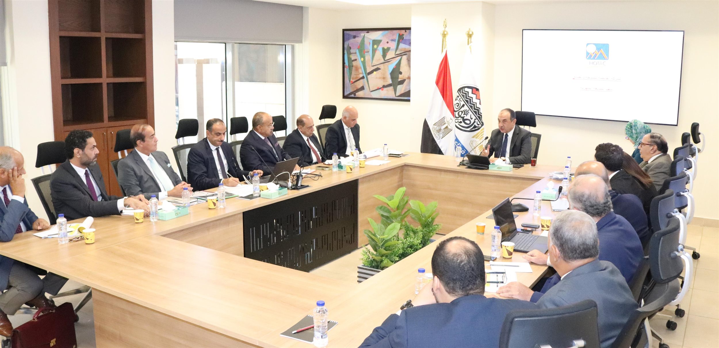 الشيمي يعقد اجتماعا بالرؤساء التنفيذيين لشركات القابضة للسياحة والفنادق