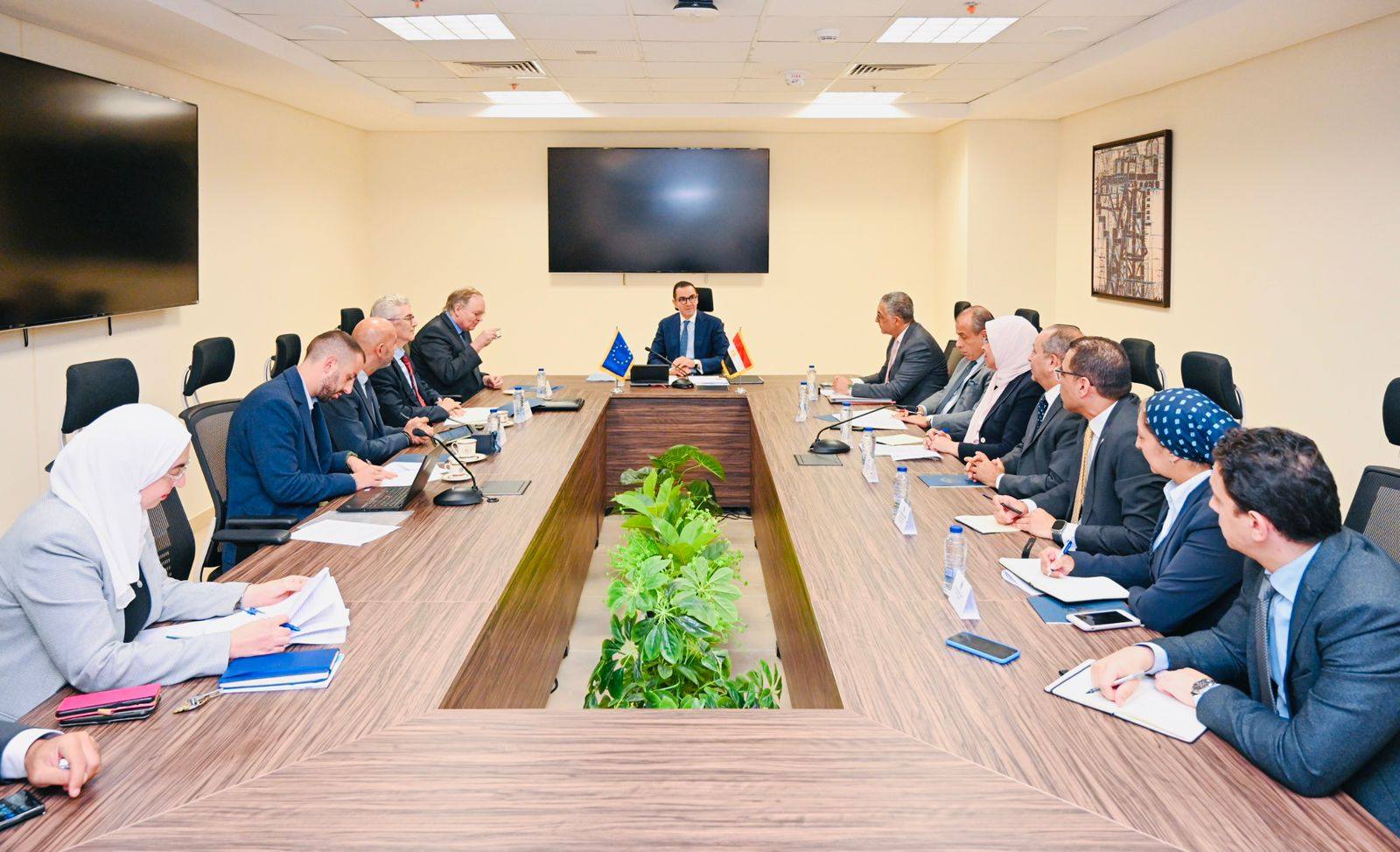 وزير الاستثمار والتجارة الخارجية يلتقي سفير الاتحاد الأوروبي