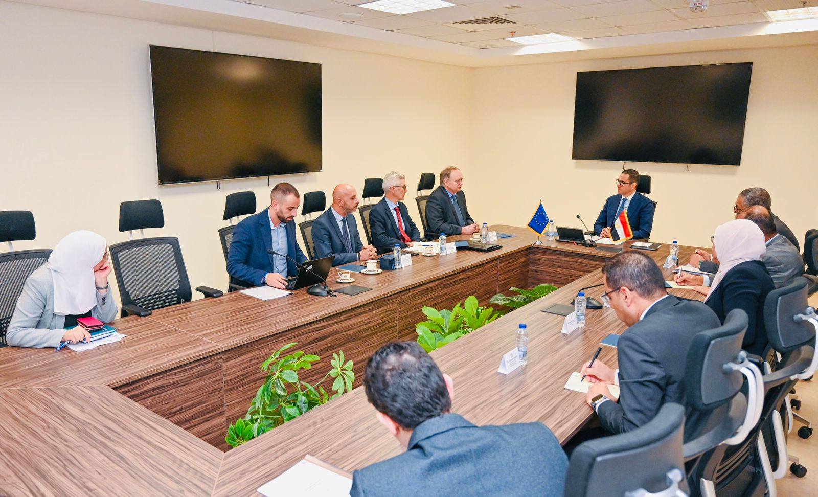وزير الاستثمار والتجارة الخارجية يلتقي سفير الاتحاد الأوروبي