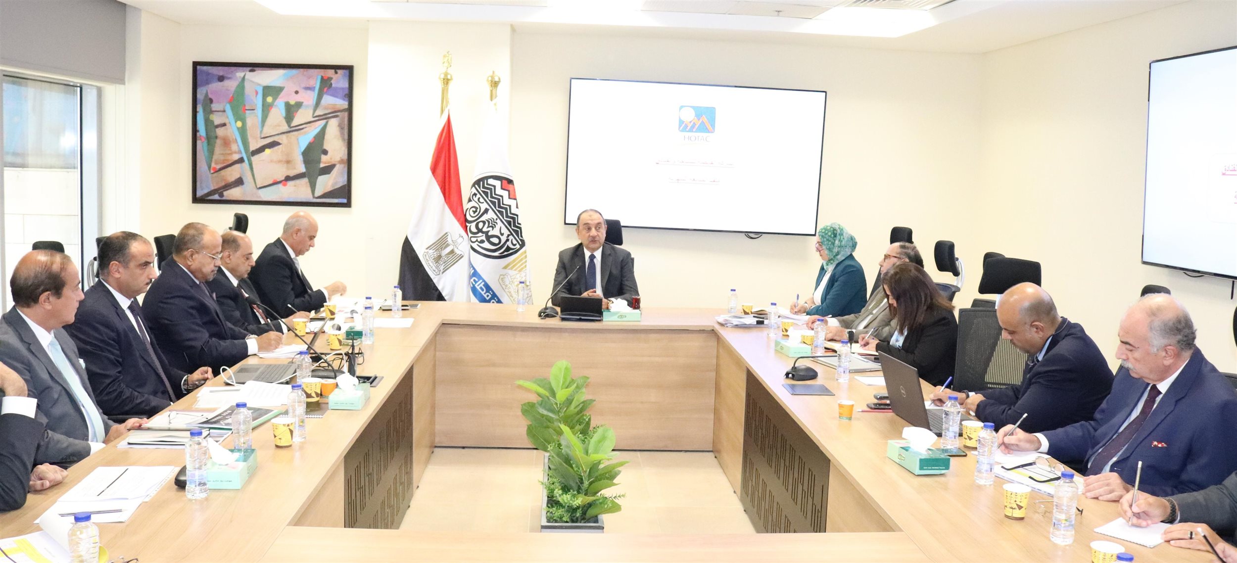 الشيمي يعقد اجتماعا بالرؤساء التنفيذيين لشركات القابضة للسياحة والفنادق