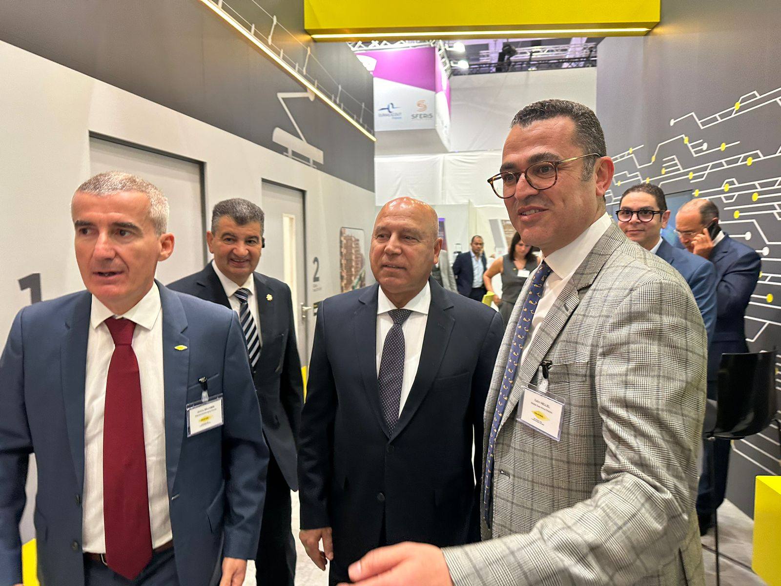 وزير النقل ونظيره الألماني يتفقدان قطار فيلارو