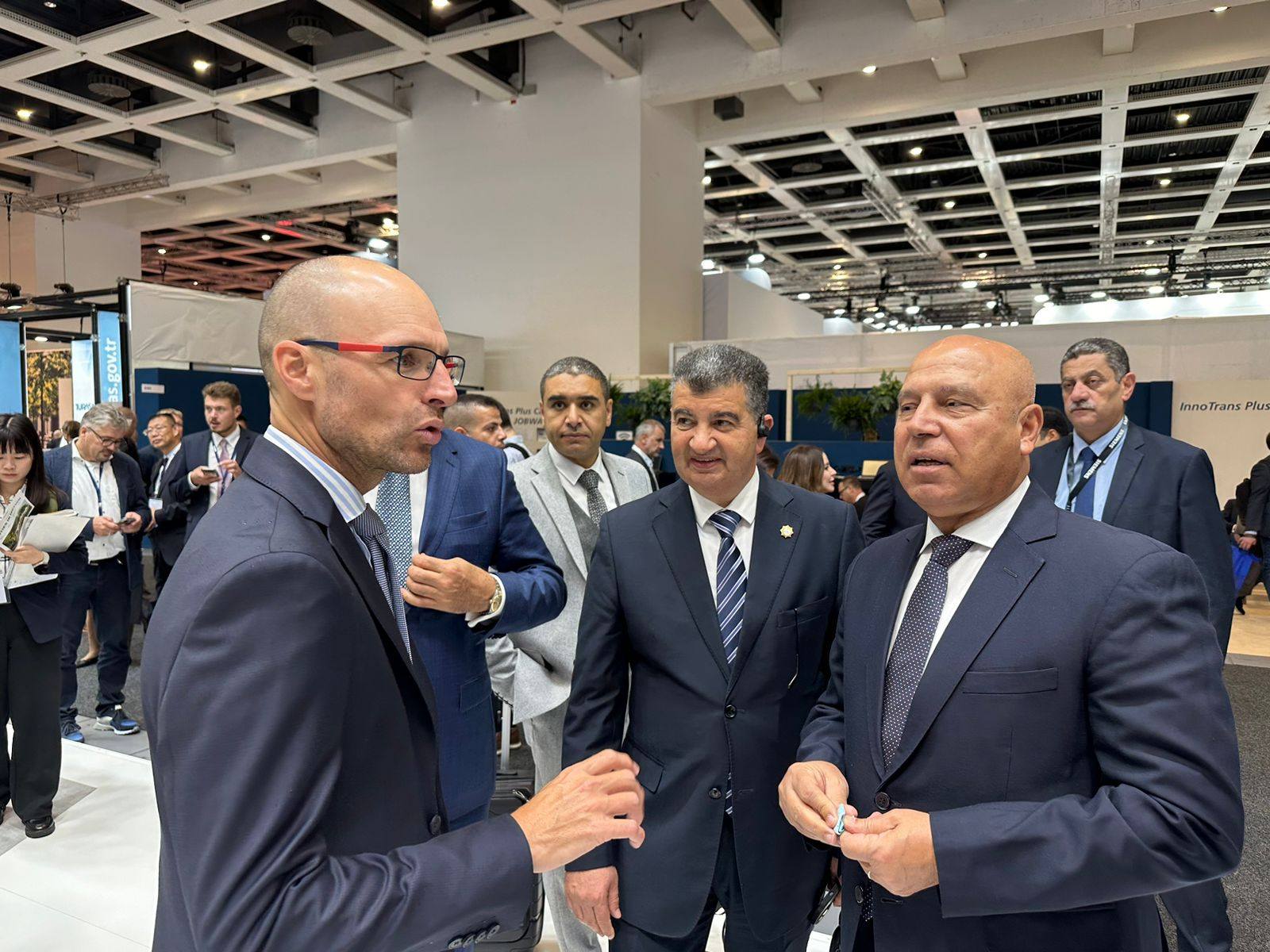 وزير النقل ونظيره الألماني يتفقدان قطار فيلارو