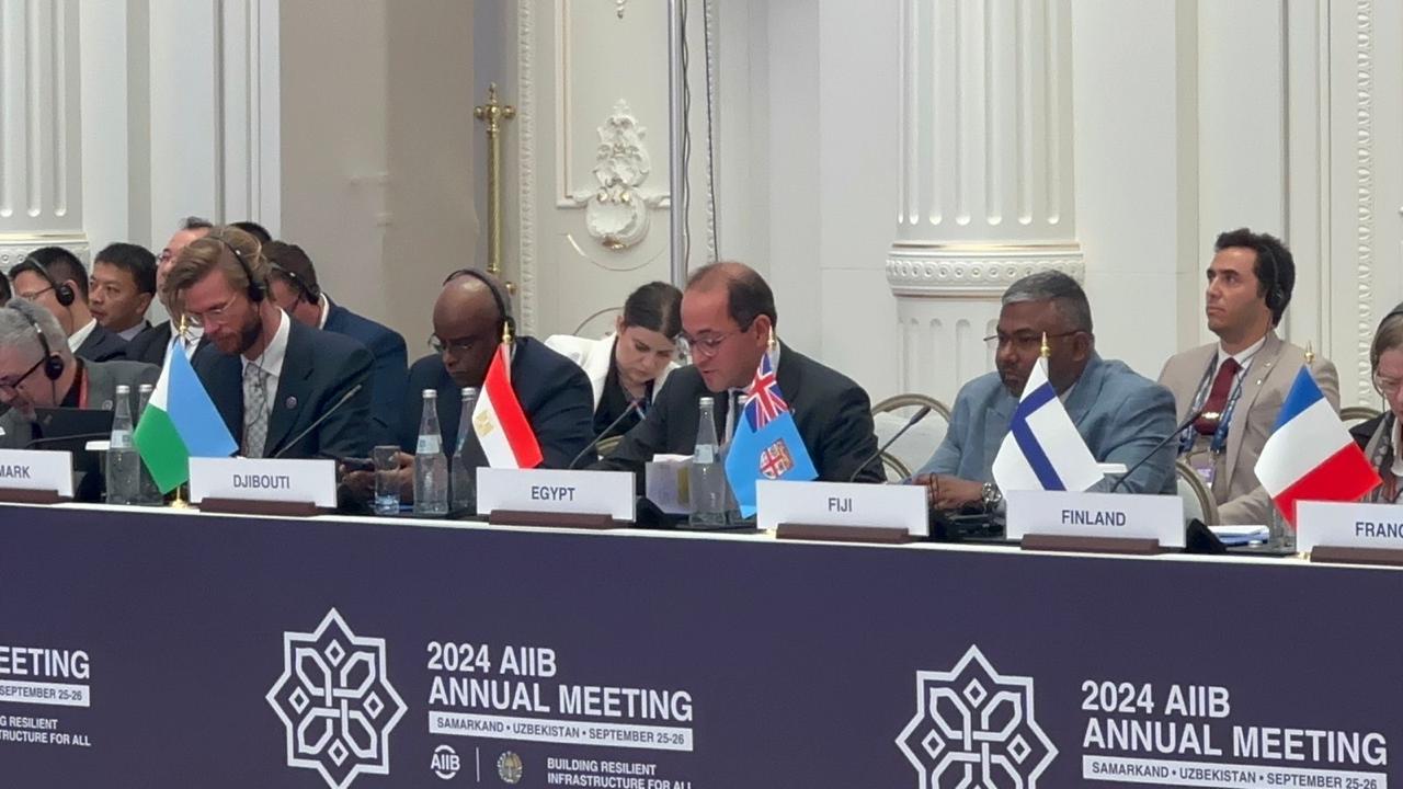 وزير المالية في اجتماع مع مجلس محافظي البنك بأوزبكستان
