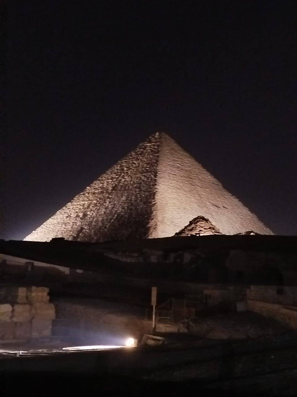 إضاءة أهرامات الجيزة وتمثال أبوالهول بسبب يوم السياحة العالمي